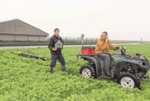 Timothy Saey en Bram Vandekerckhove (UGent) tijdens het proefproject in Ploegsteert: met een quad en elektromagnetische inductiesensoren krijgen ze een goed beeld van wat er in de ondergrond verborgen zit (Foto EF)